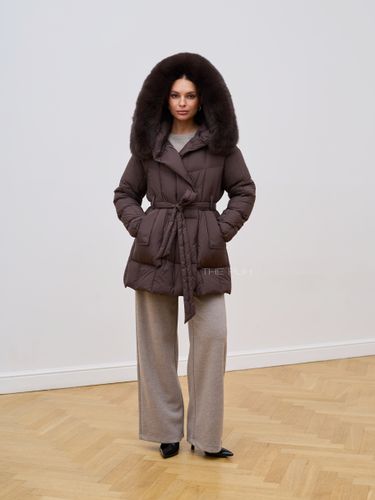 Удлиненный шоколадный пуховик с поясом