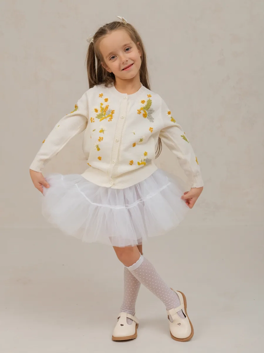 Кофта для девочки на пуговицах с вышивкой