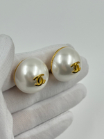 «Жемчужные» клипсы Chanel с лого