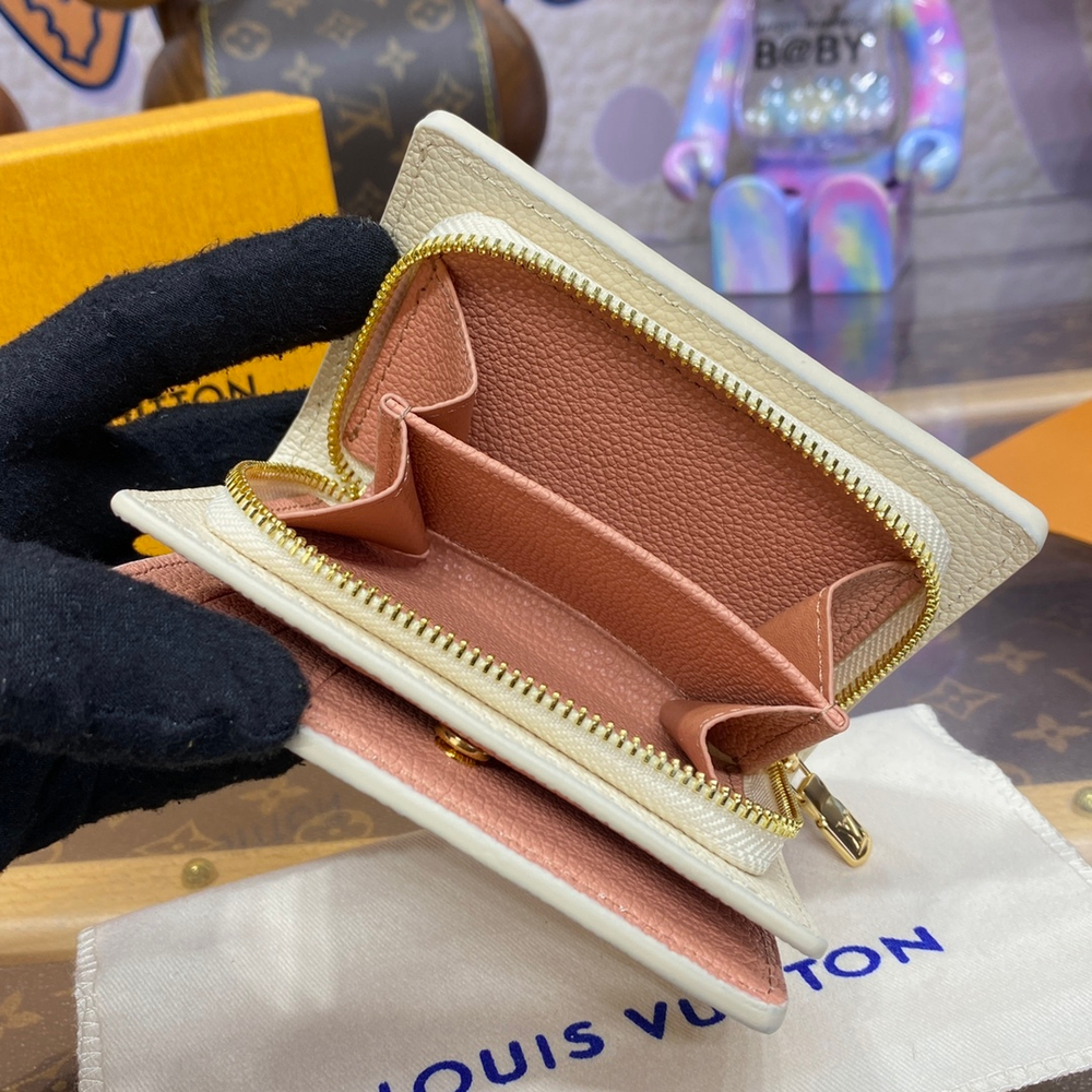 Louis Vuitton Clea Wallet