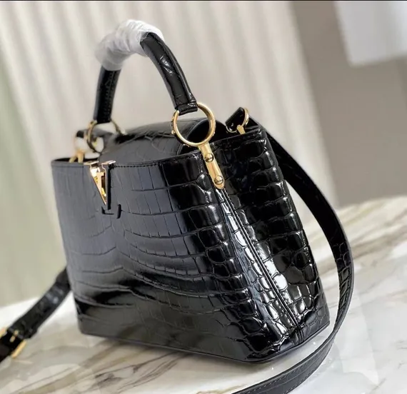 Сумка Louis Vuitton Capucines BB женская черный