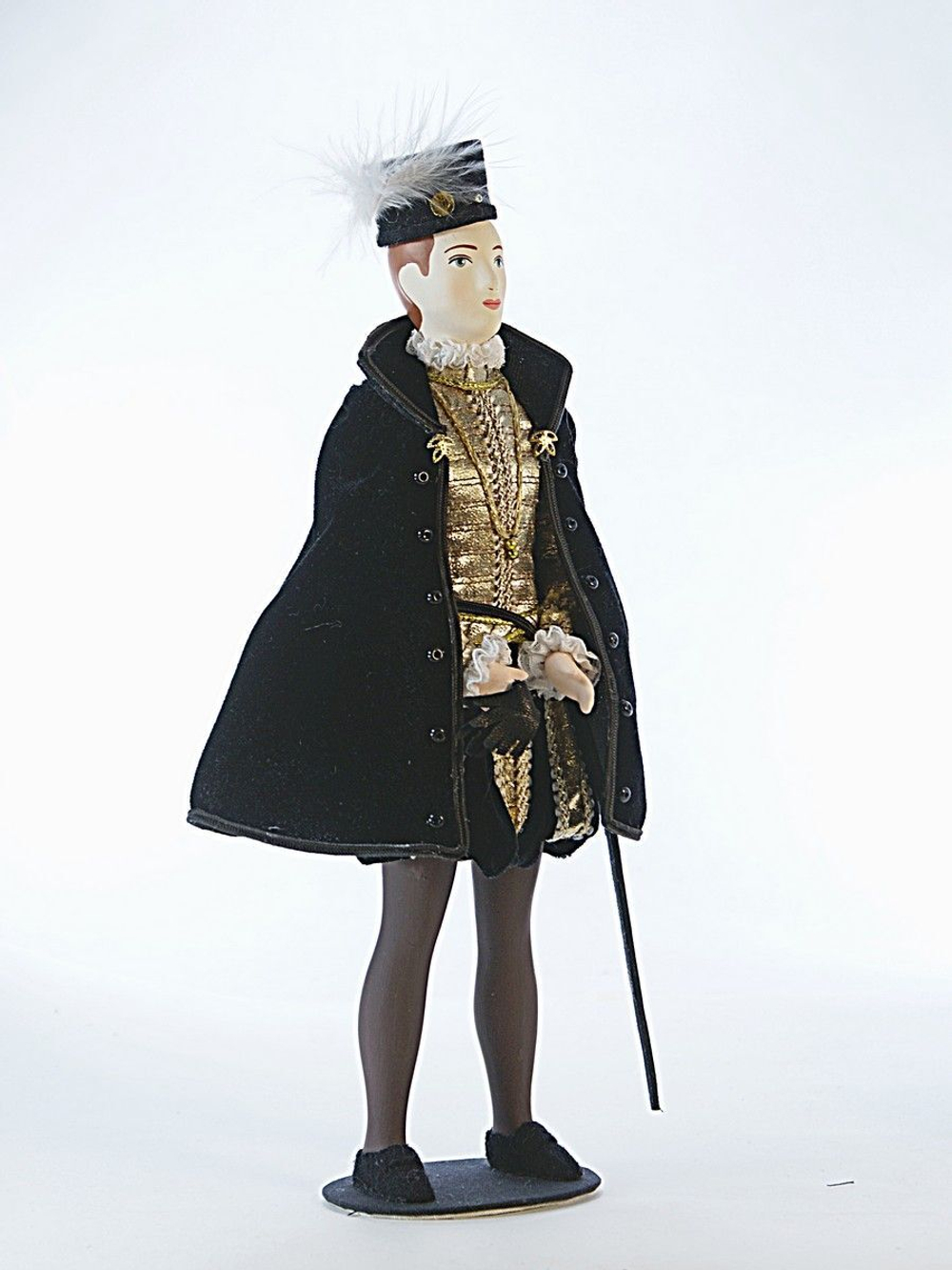 Кукла фарфоровая в немецком придворном костюме