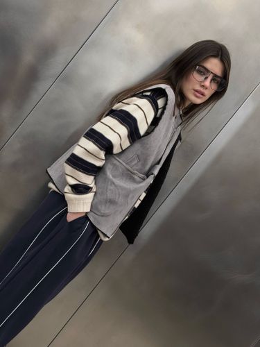 Серый утепленный жилет с сумкой