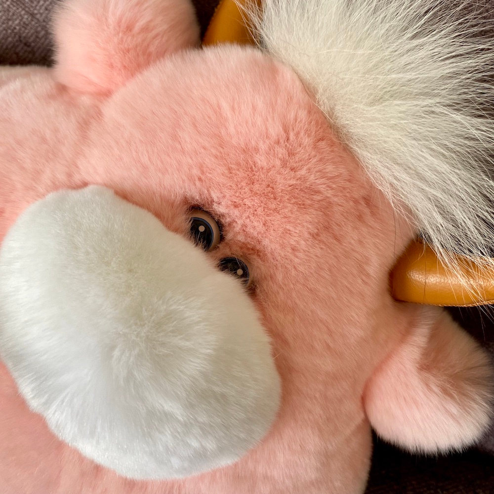 розовая меховая подушка