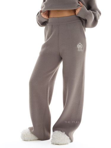 Костюм в цвете капучино с вышивкой и воротом-поло