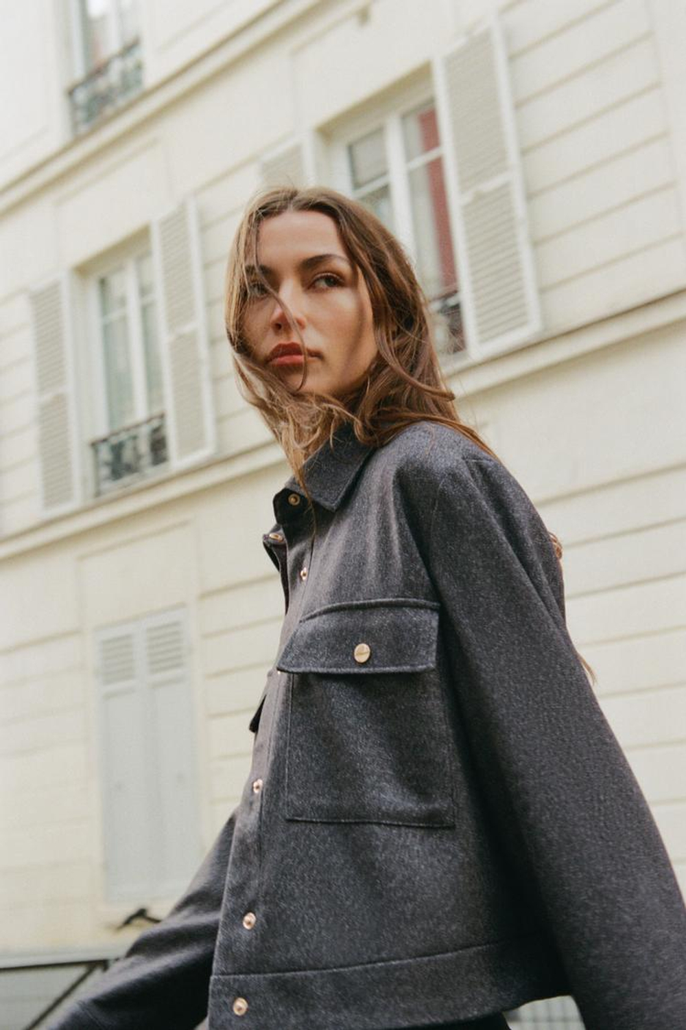 ZARA КУРТКА В ЕЛОЧКУ С КАРМАНАМИ, СЕРЫЙ