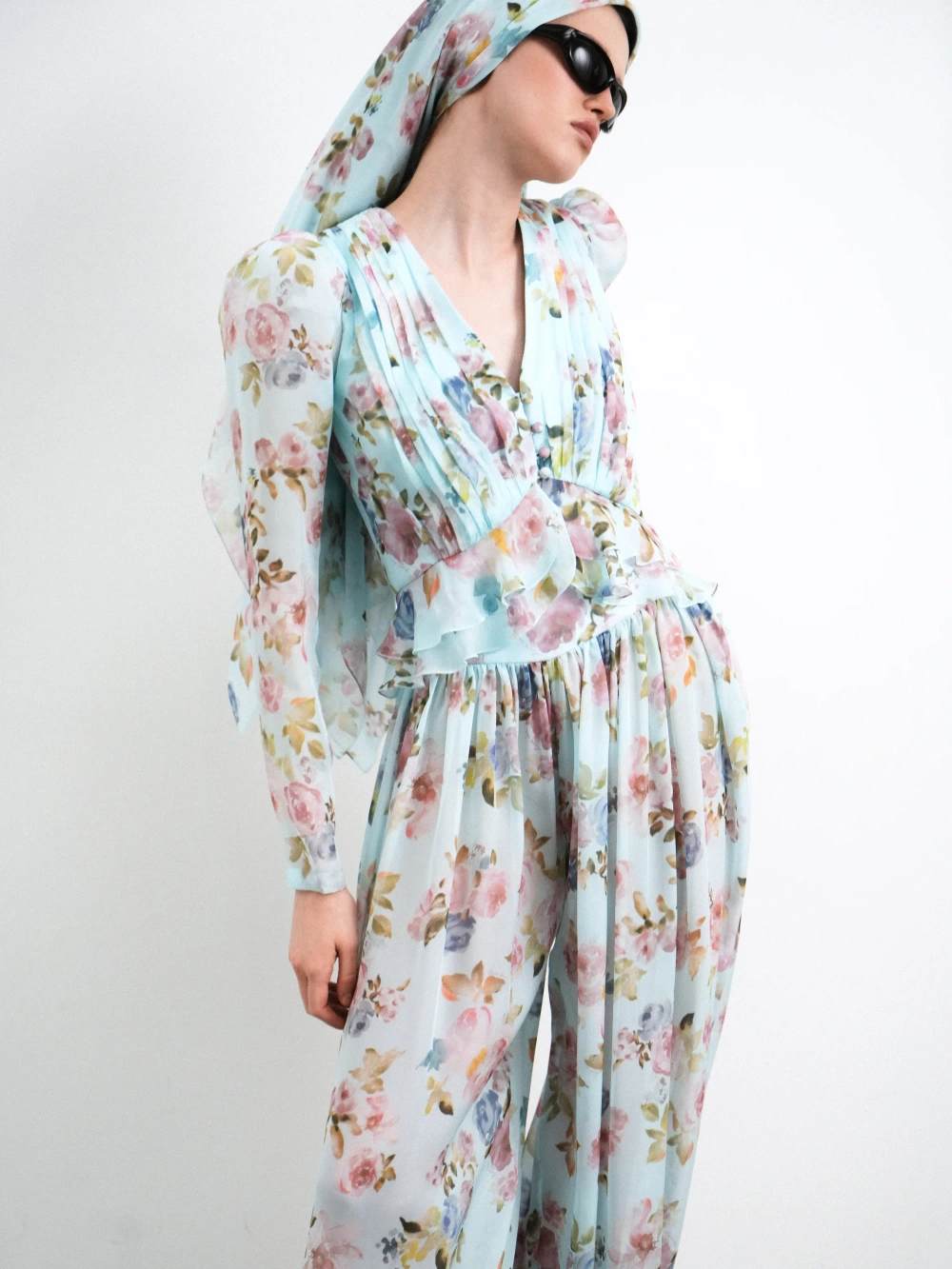 Каролина (Carolina), блуза из голубого шифона с цветочным принтом