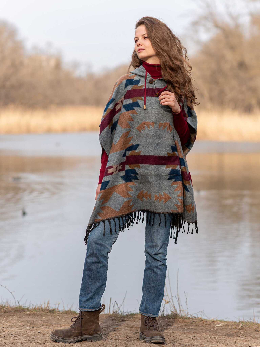 Пончо шерстяное с орнаментом