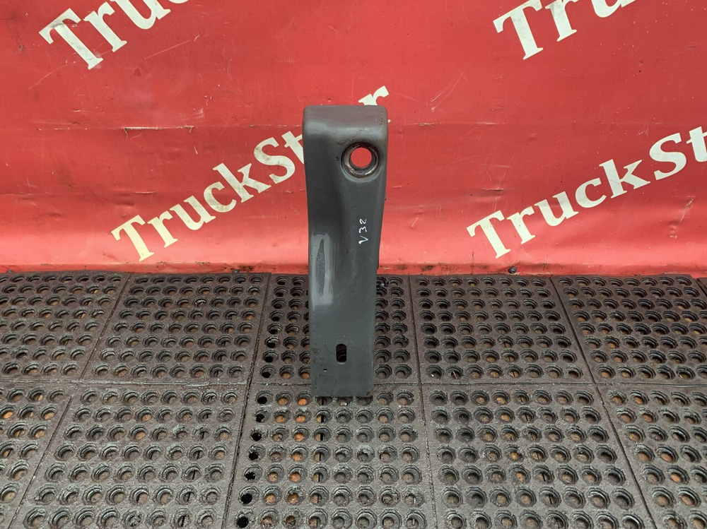 Кронштейн замка кабины правый 2017г