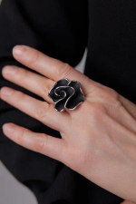 Кольцо роза черная эмаль, оттенок серебро