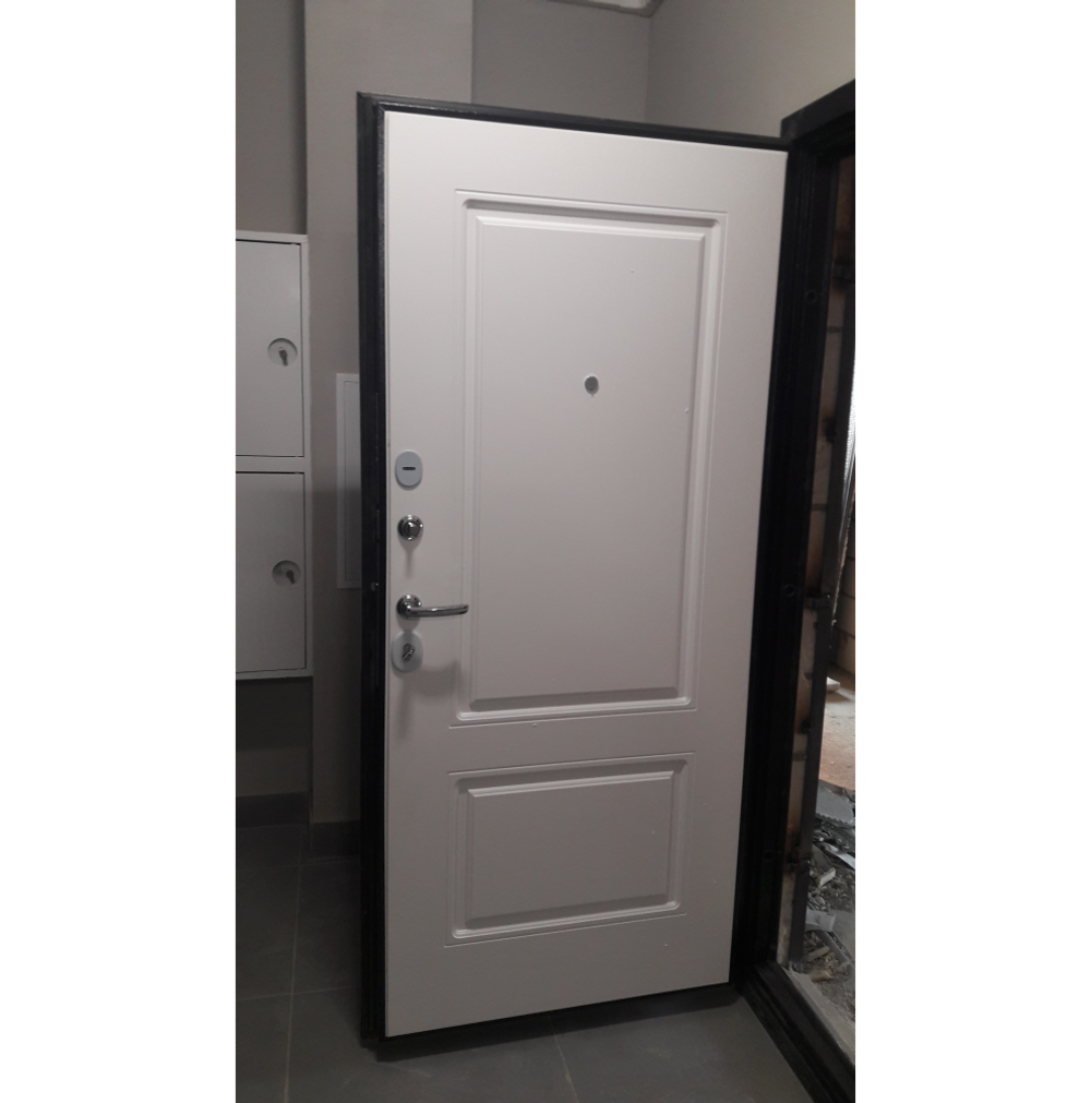 Входная дверь в квартиру Лекс Гранд Модерн Софт графит /  №55.1 Белый софт (белый матовый, без текстуры)