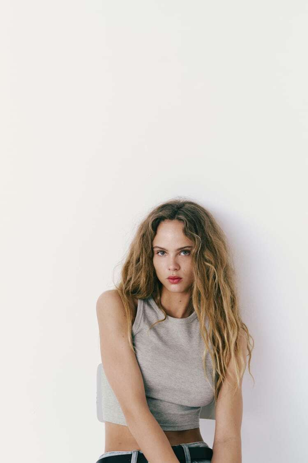 ZARA УКОРОЧЕННЫЙ ТОП В РУБЧИК С ГОРЛОВИНОЙ ХАЛТЕР, СЕРЫЙ С МЕЛАНЖЕВЫМ ЭФФЕКТОМ