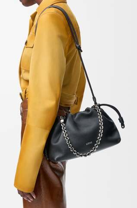 Loewe Сумка Flamenco среднего размера из зернистой телячьей кожи, черный