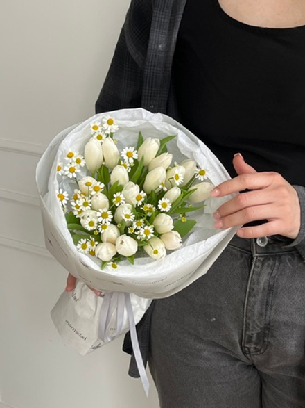 Букет из 21 белого тюльпана и ромашки доступен к заказу с 3.03.2026