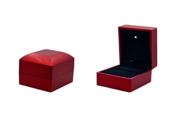 Футляр с подсветкой под кольцо (красный, пластик)