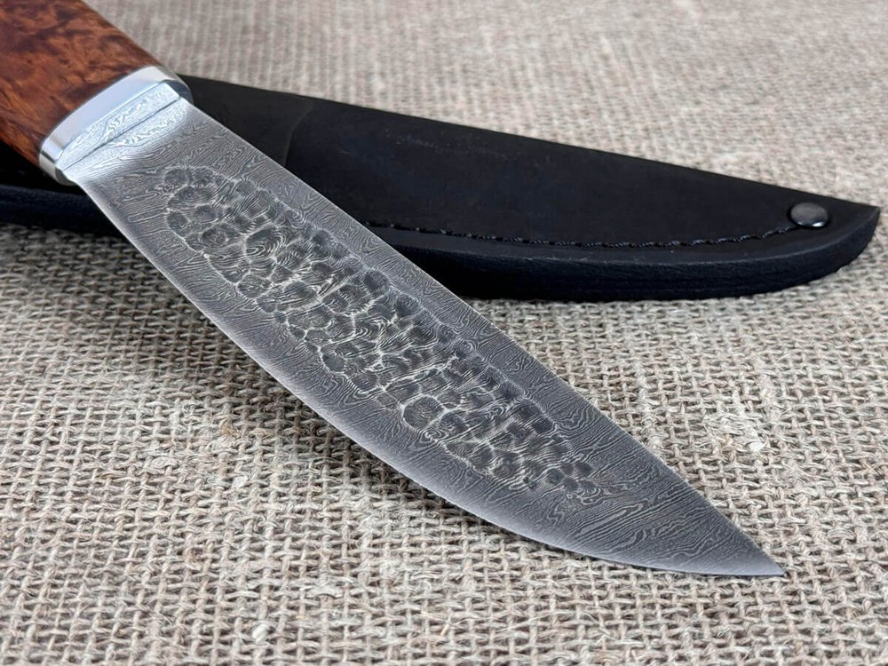 Шкуросъемный нож "Якут" с кованым долом, дамасская сталь, рукоять мореная карельская береза