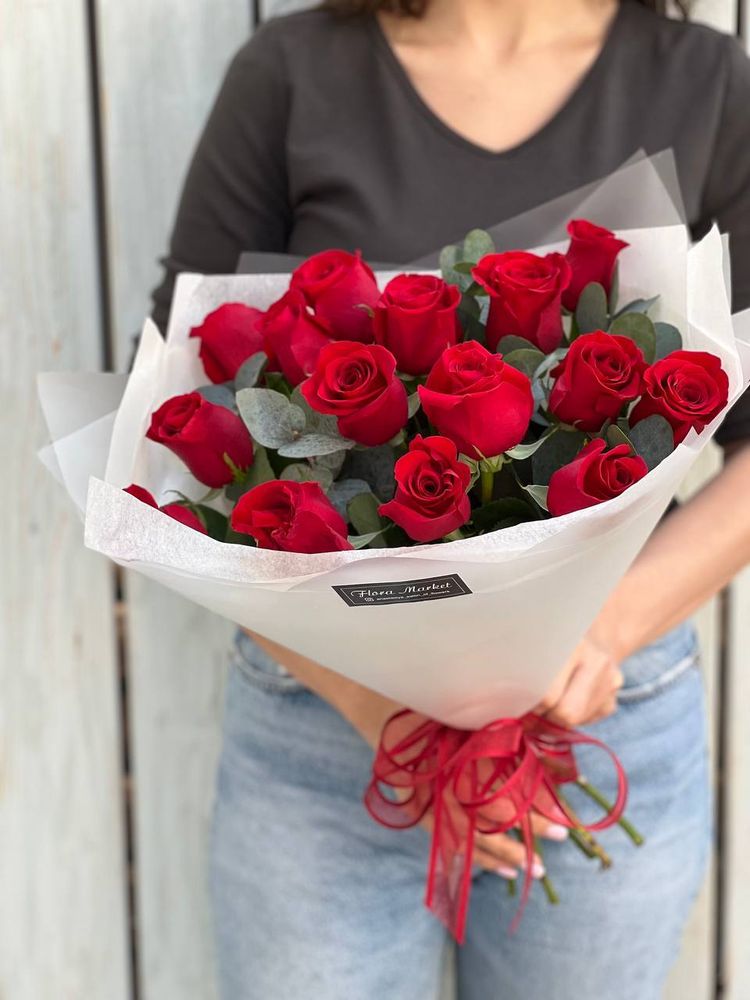 15 красных роз и эвкалипт в элегантном оформлении