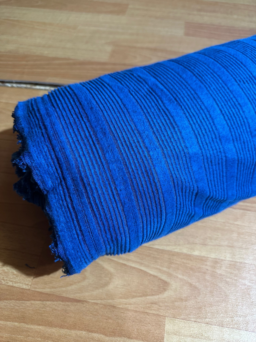 СИНИЙ - Мягкий трикотаж-лапша с пушком (местами (очень редко) имеются мелкие вшитые ниточки светлого цвета, подцепляются и убираются иголкой)