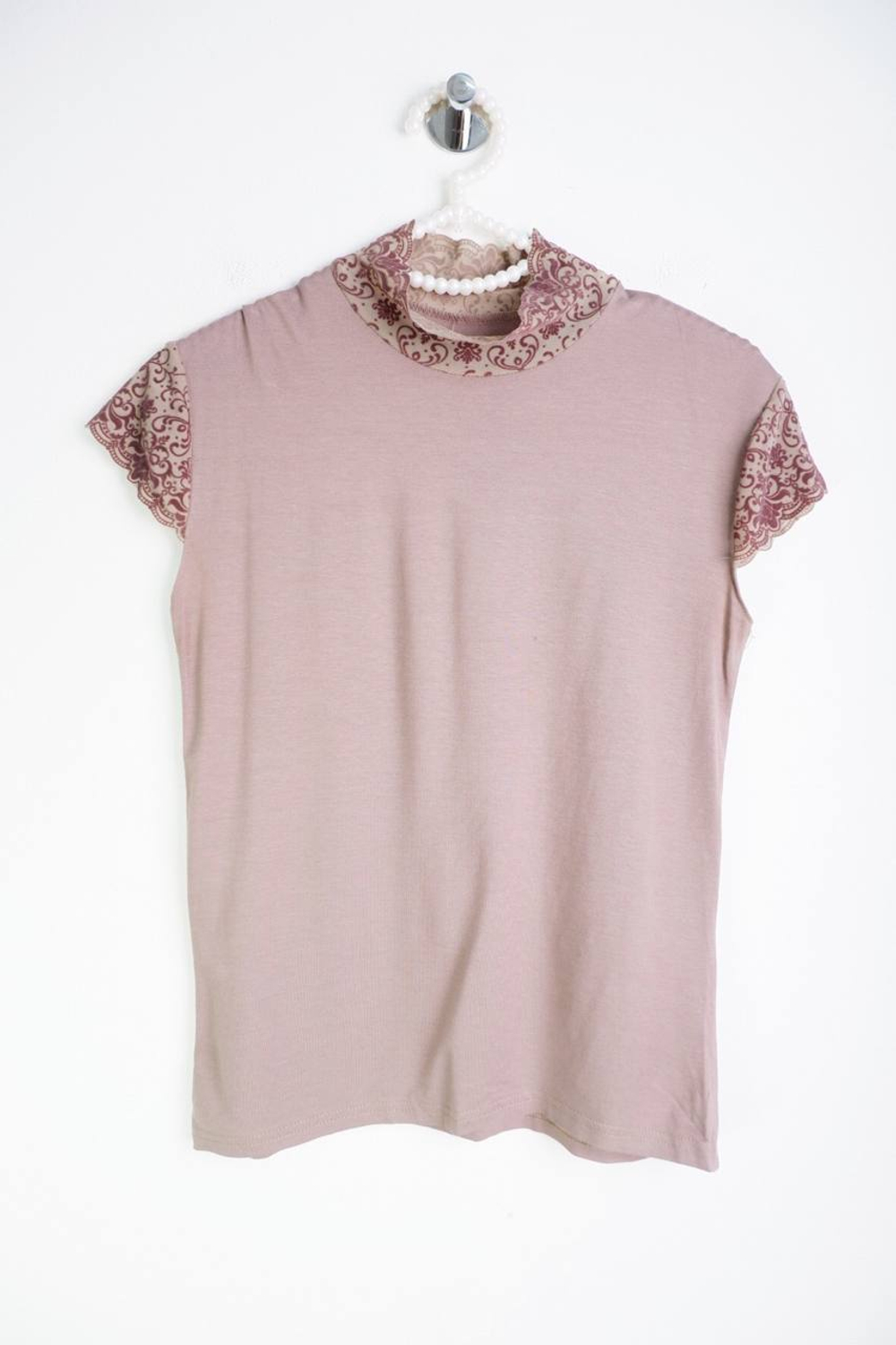 Футболка практичного оттенка, визуально 42 размер