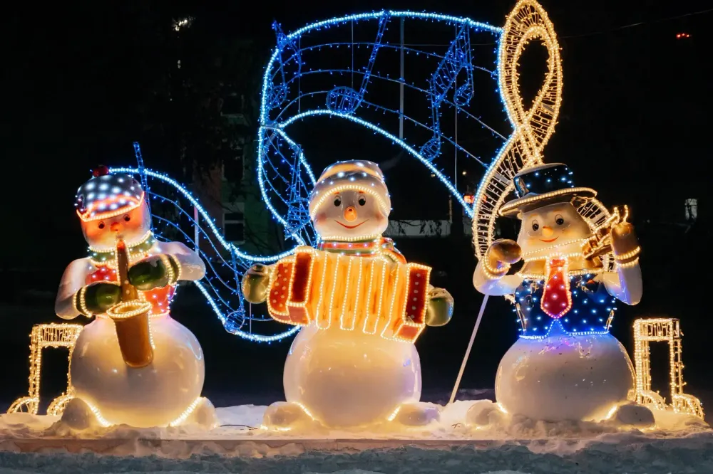 новогодние фигуры снеговиков с инструментами