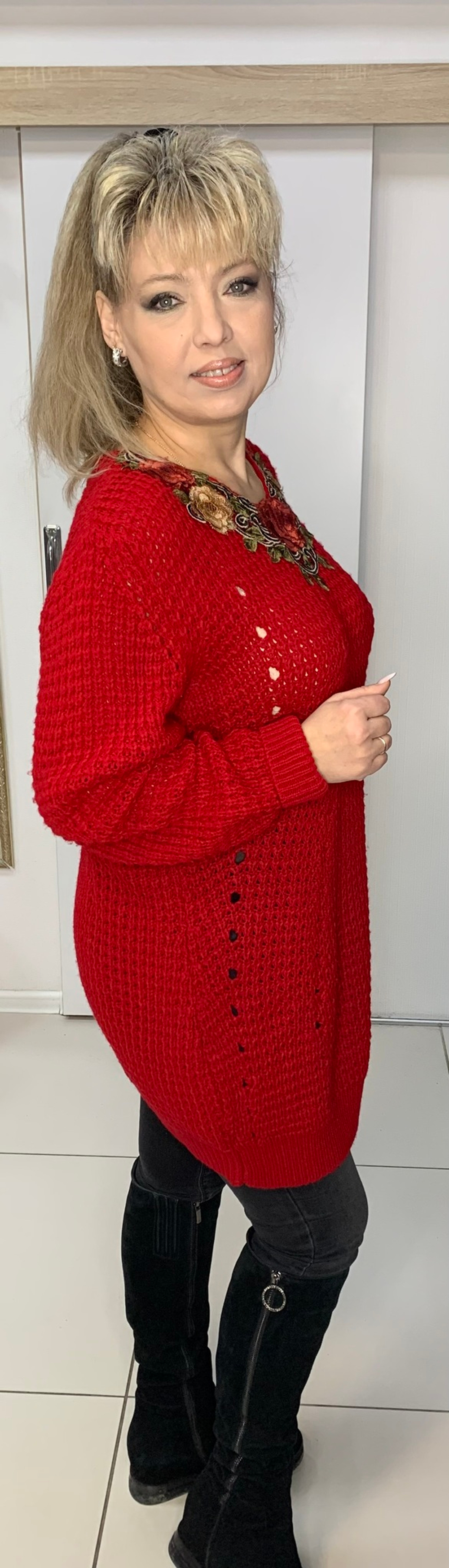 Теплый красный свитер крупной вязки