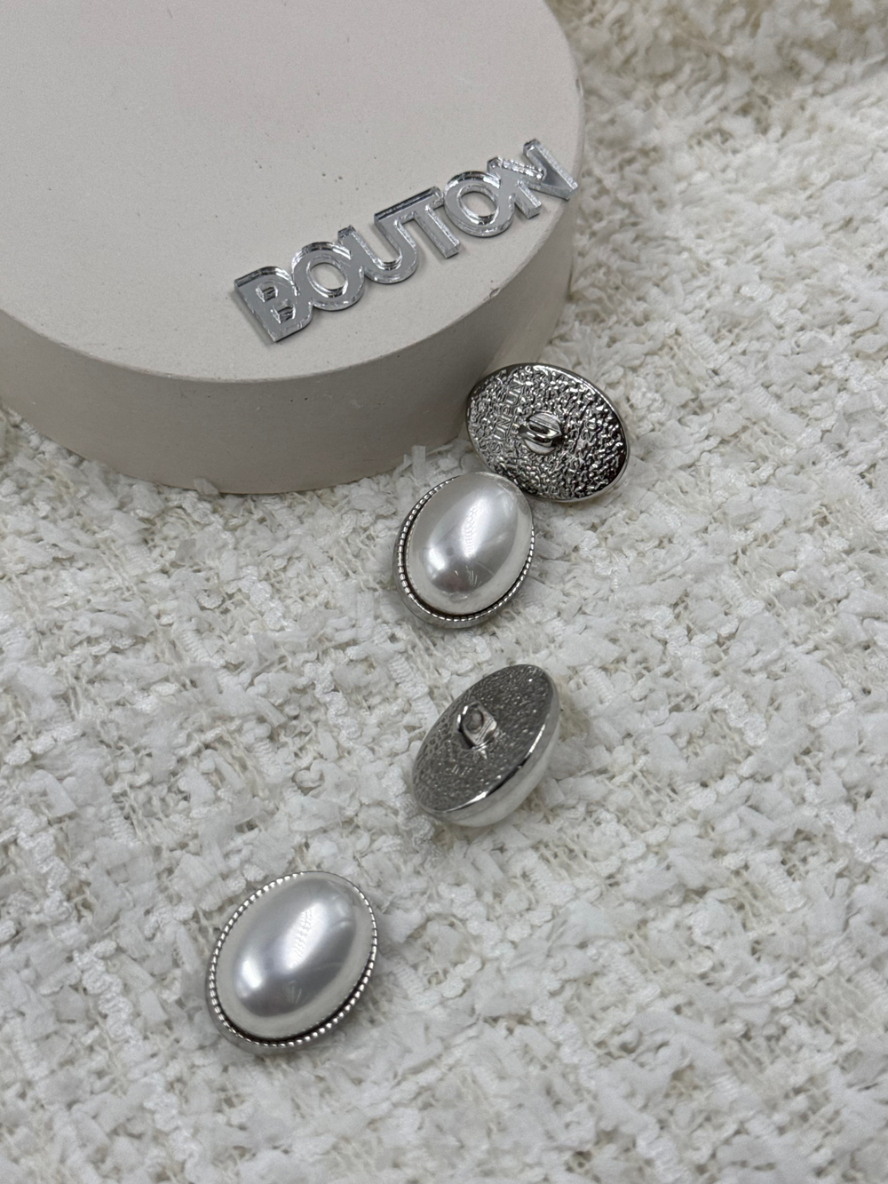 Пуговицы серебристые овальные с крупной жемчужиной