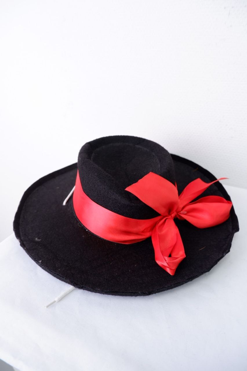 Шляпа карнавальная с красным бантом