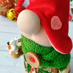 Игрушка интерьерная «Гномик с зайкой» вблизи