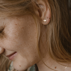 моносерьга «мятый лист» из желтого золота