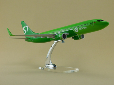 Модель самолета Boeing 737-800 авиакомпании S7 в масштабе 1:100