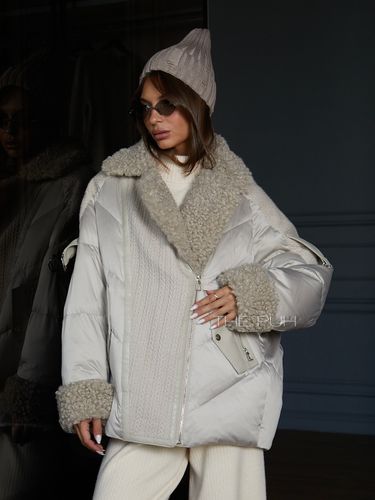 Серый пуховик с воротником из овечьей шерсти