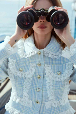 Укороченный жакет с накладными карманами