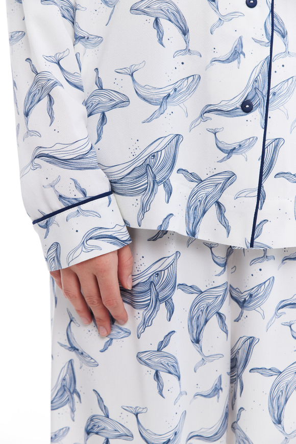 Блуза из вискозы с кантом и китами