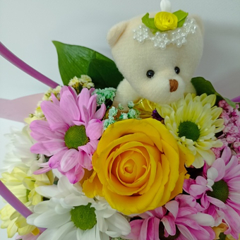 Композиция из розы, хризантемы и гипсофилы Цветы в сумочке с игрушкой 7