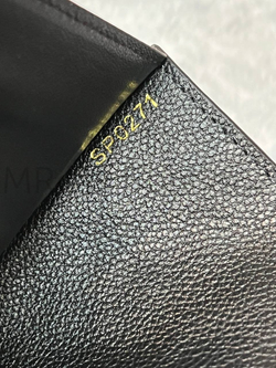 Черная обложка для паспорта Louis Vuitton с тиснением