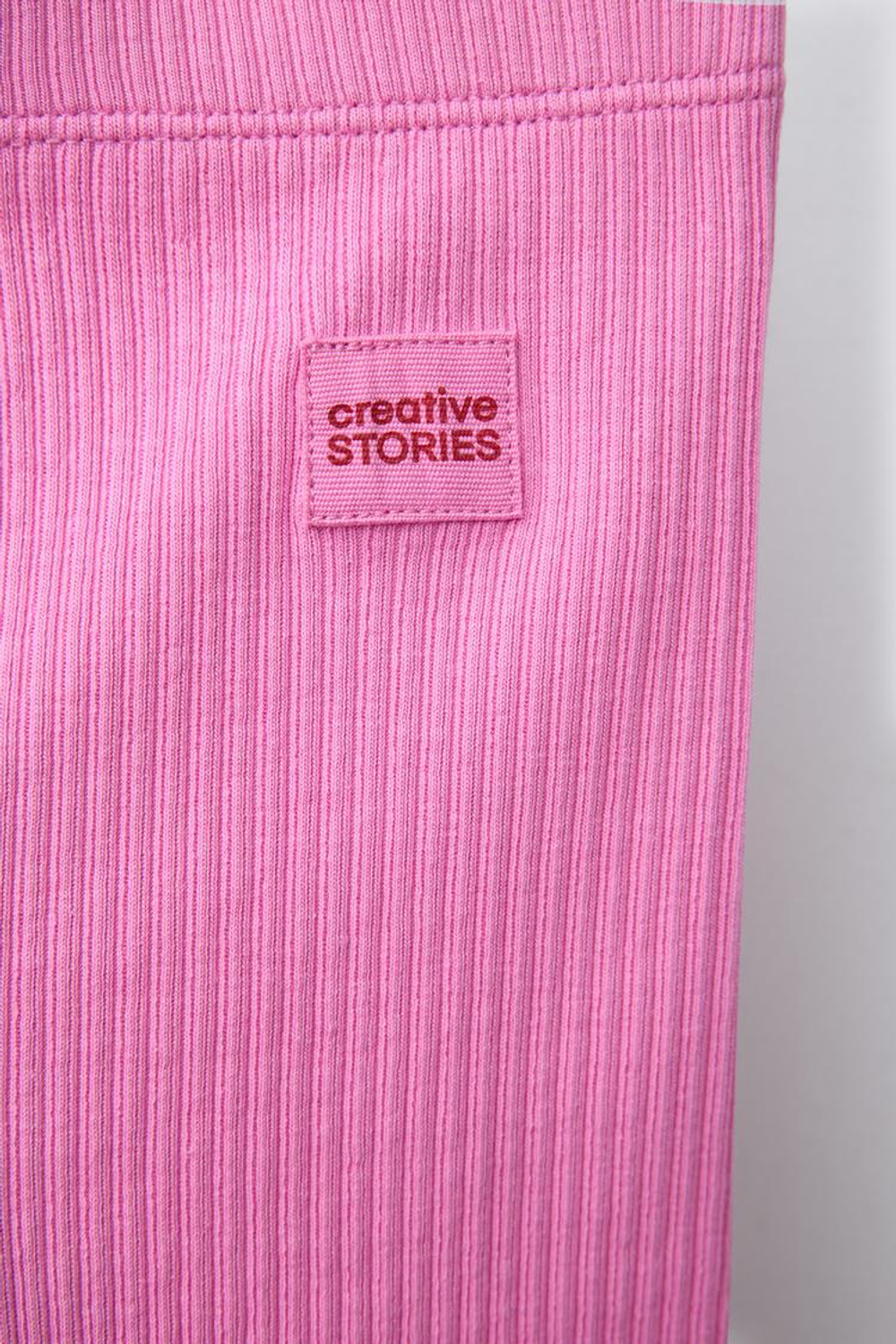 ZARA ШОРТЫ-ВЕЛОСИПЕДКИ В РУБЧИК С НАШИВКОЙ, РОЗОВЫЙ/ЛИЛОВЫЙ