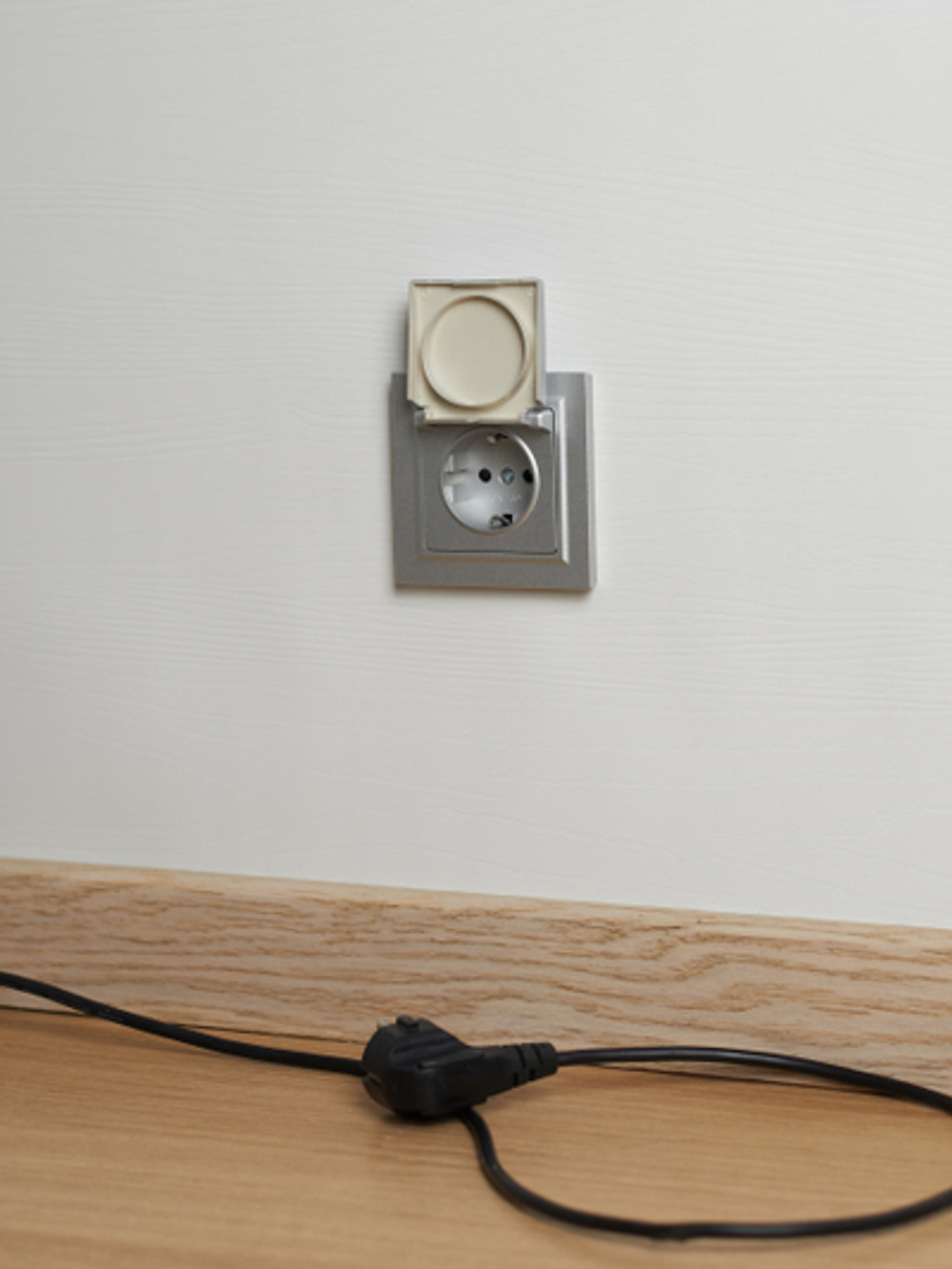 BRITE Розетка 1-местная с заземлением с защитными шторками и крышкой 16А IP44 РСбш10-3-44-БрА алюминий IEK
