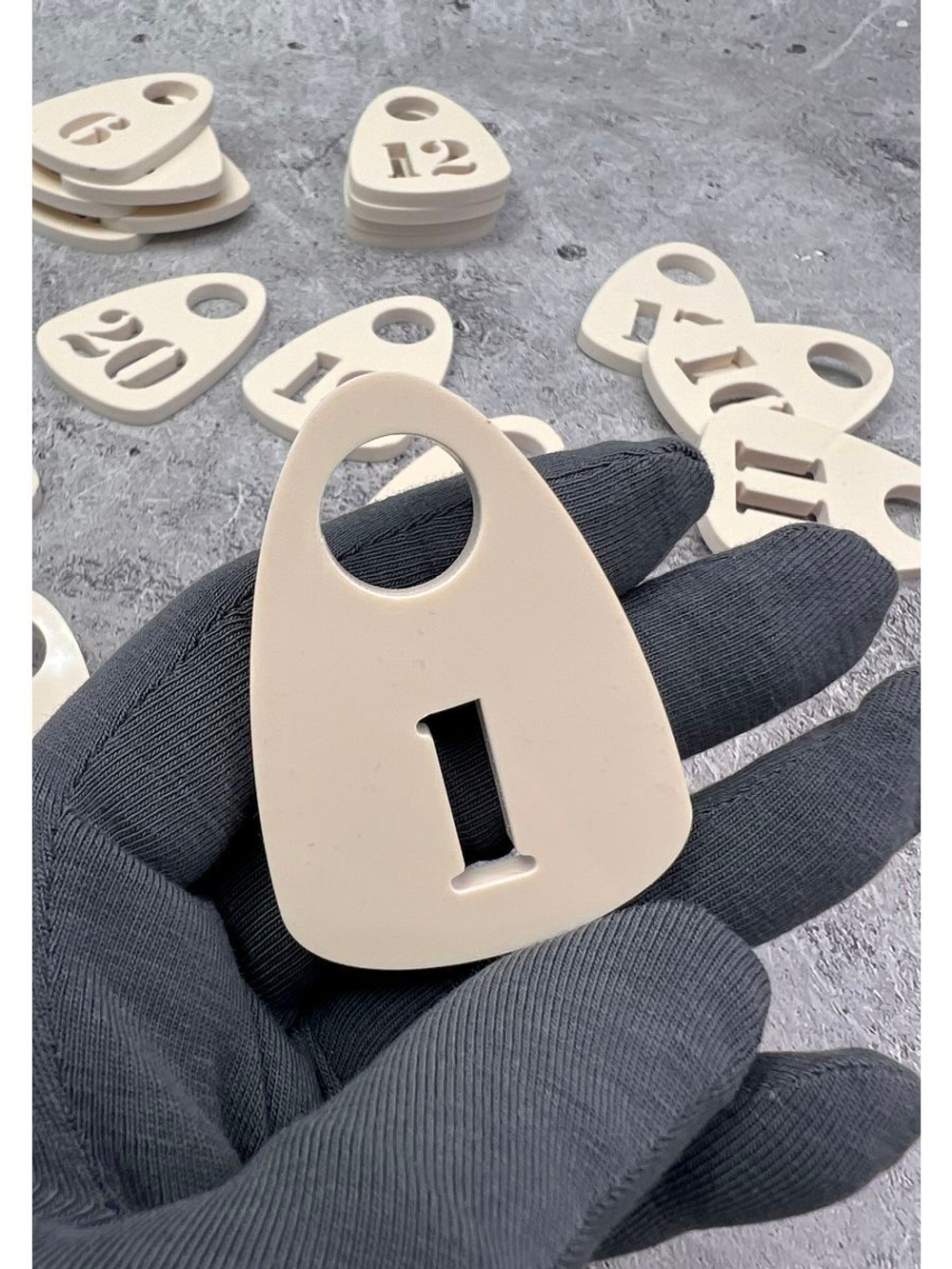 Номерки для гардероба прорезные