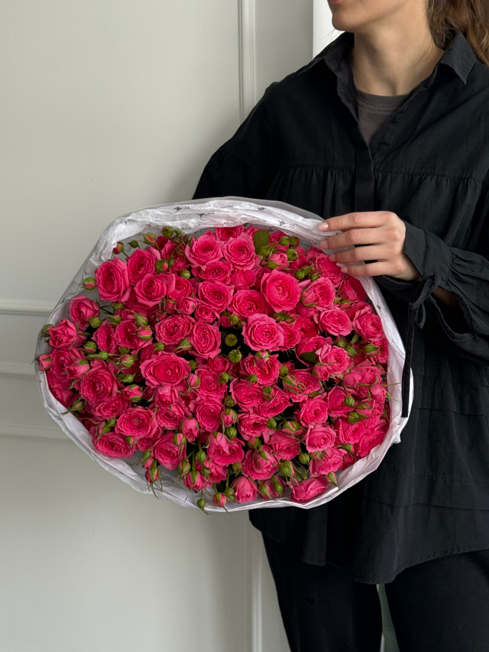 Гранд-букет из ярких, кустовых пионовидных роз