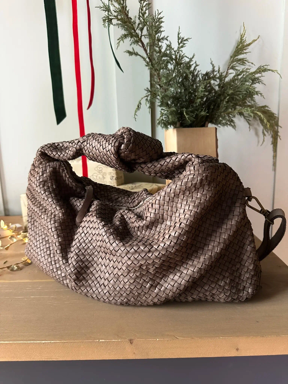 Женская большая плетеная сумка хобо из натуральной винтажной кожи цвета тауп