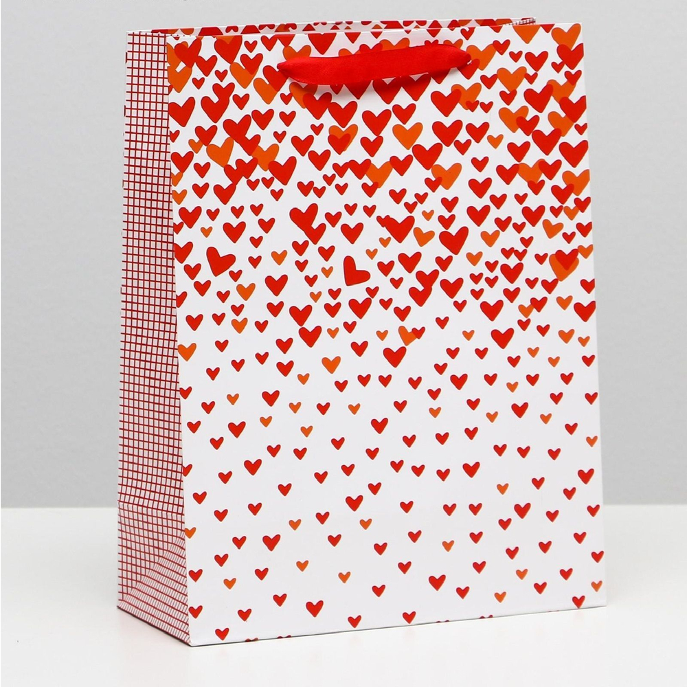 Ламинированный пакет с сердечками - 26 x 32 x 12 см. (Цвет: белый с красным)