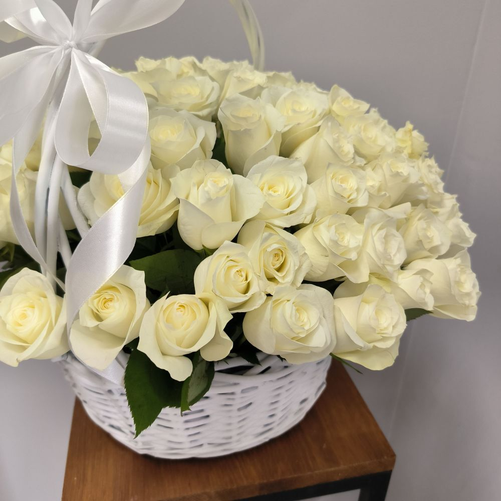 101 белая роза в корзине