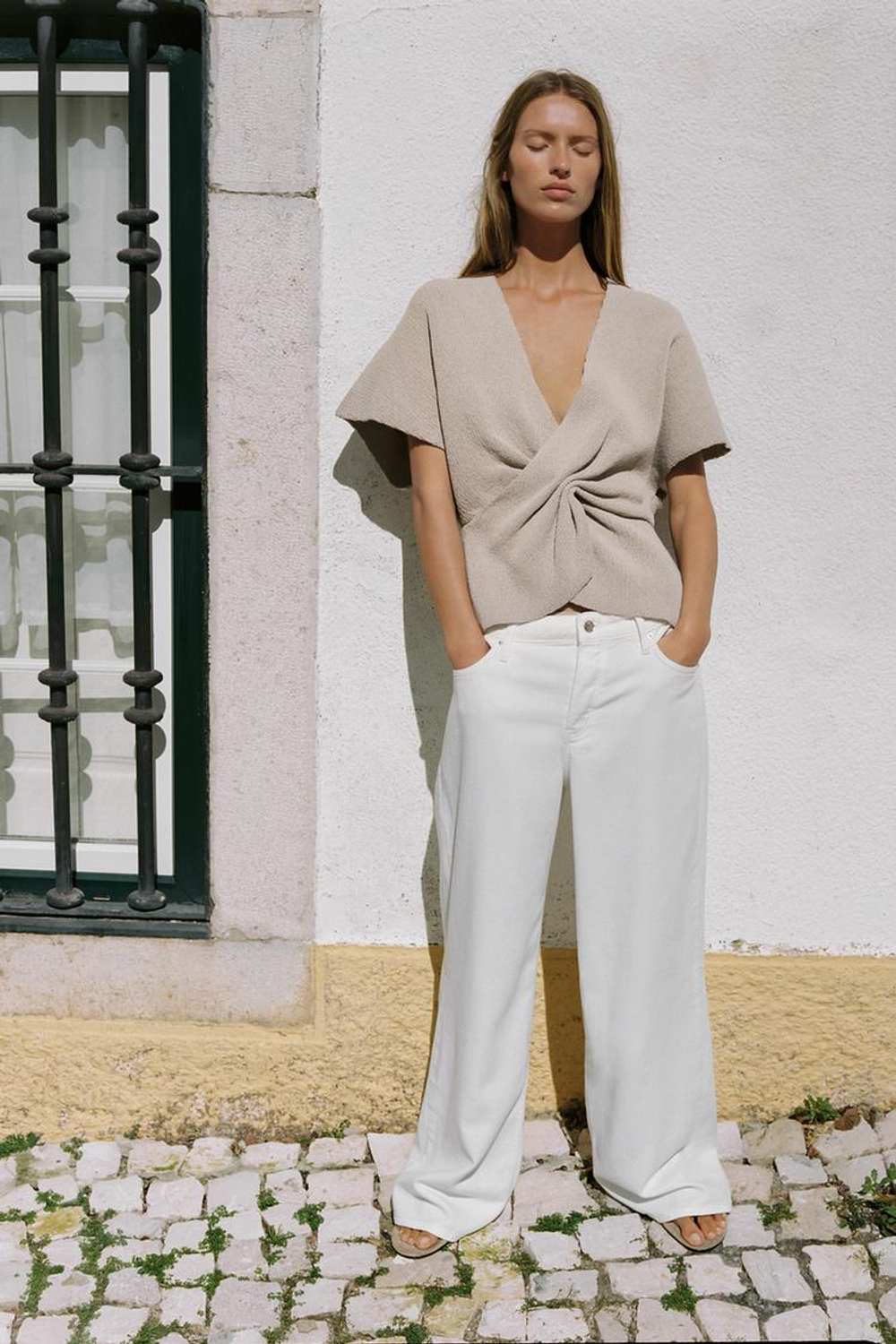 ZARA ТРИКОТАЖНЫЙ ТОП С УЗЛОМ, СВЕТЛО-БЕЖЕВЫЙ