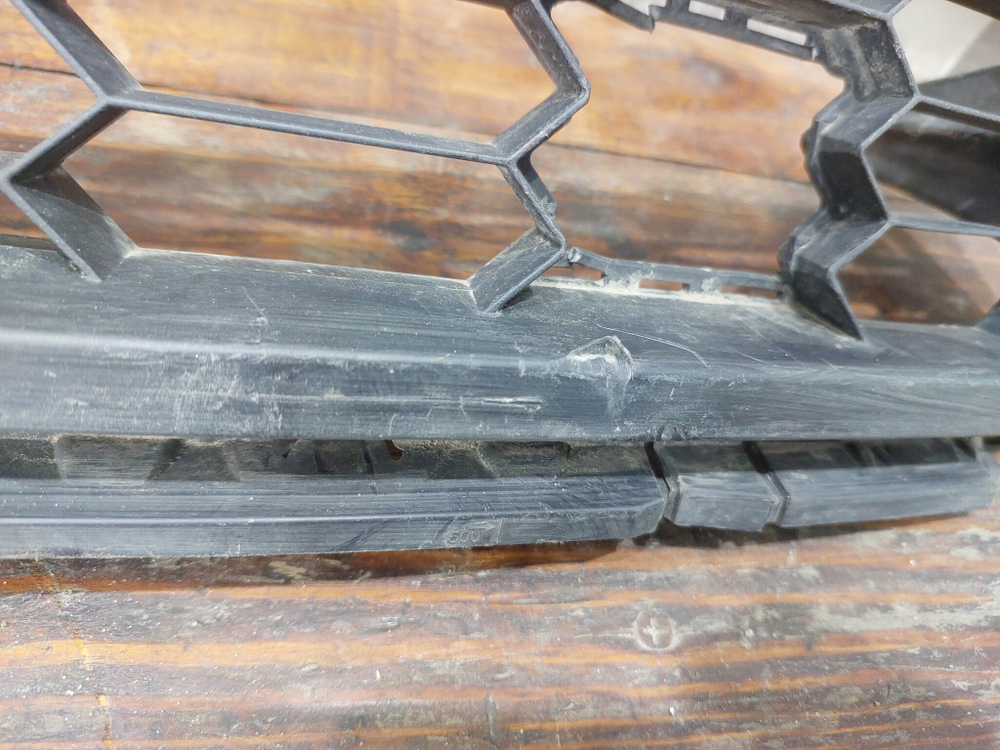 Решетка переднего бампера Skoda Karoq 17-нв Б/У Оригинал 57A853677A