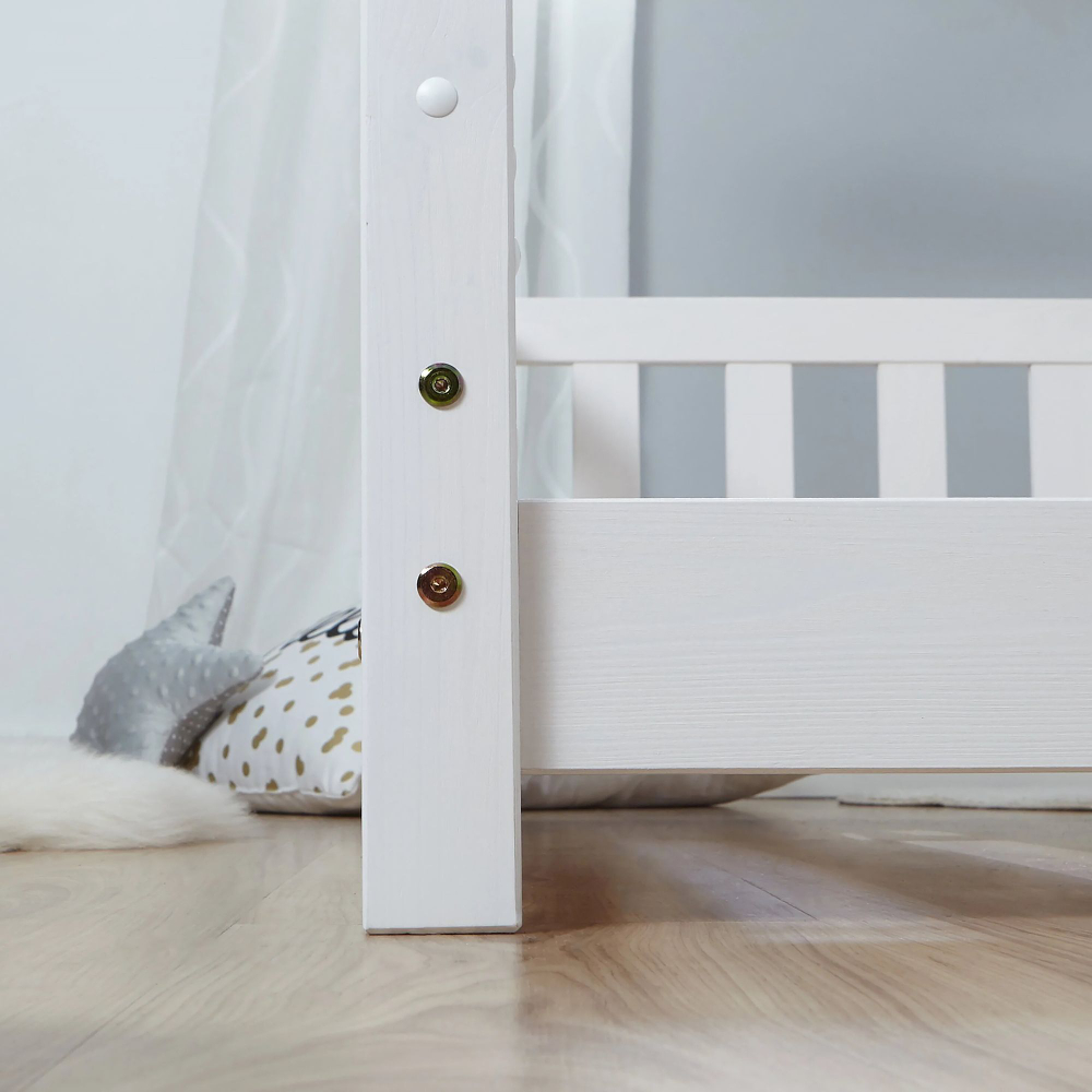 Кровать-домик 140x200 Чайн из сосны с регулировкой высоты, бортиками и основанием, белая