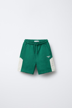 ZARA КОМПЛЕКТ ИЗ ФУТБОЛКИ И ШОРТОВ-БЕРМУДОВ С ОКАНТОВКОЙ, ЗЕЛЕНЫЙ