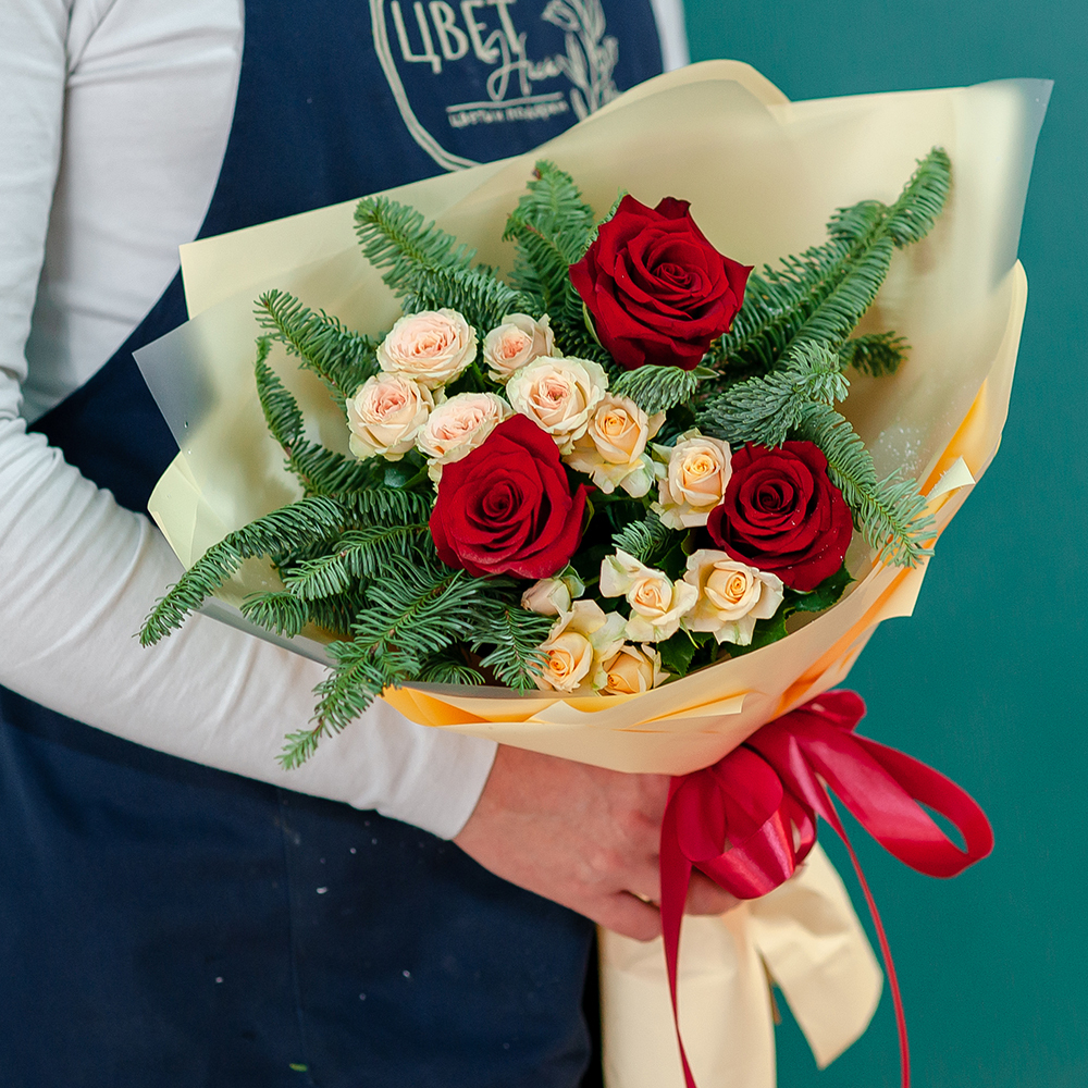 Нобилис с розами в персиковом оформлении