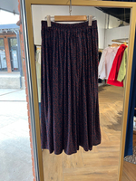 Юбка из штапеля, мелкие красные цветочки на темно-синем