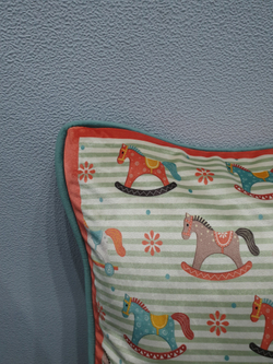 Подушка бархатная с деревянными лошадками