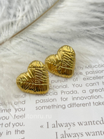 Серьги в форме сердца золотистые жатые